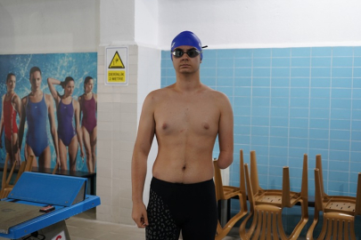 Isparta’da Doğuştan Kolu Olmayan Osman, Yüzerek Engel Tanımıyor!