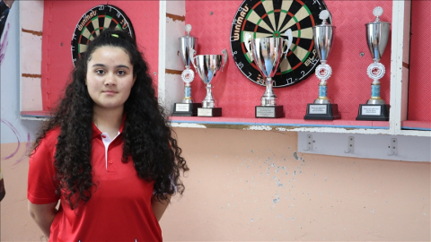 Milli dartçı Zehra Gemi, İngiltere'de altın madalya kazandı!