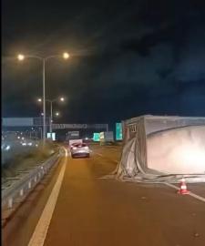 Osmangazi Köprüsü’nde Gece Alarmı: Devrilen Tır Ulaşımı Felç Etti, Uzun Kuyruklar Oluştu!