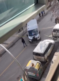 Yalova Sefabey Caddesi’nde Şüpheli Çanta Alarmı: Cadde Trafiğe Kapatıldı!